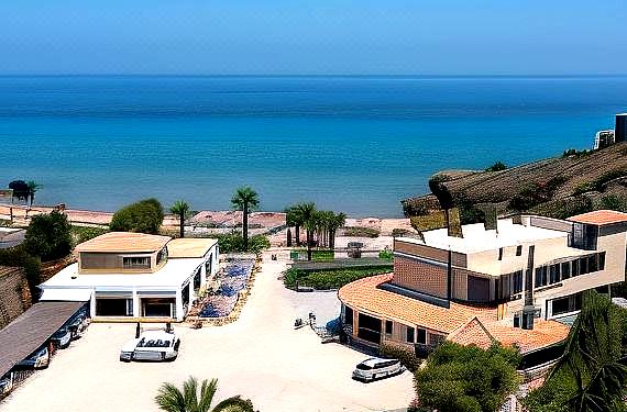Plaka Beach Resort